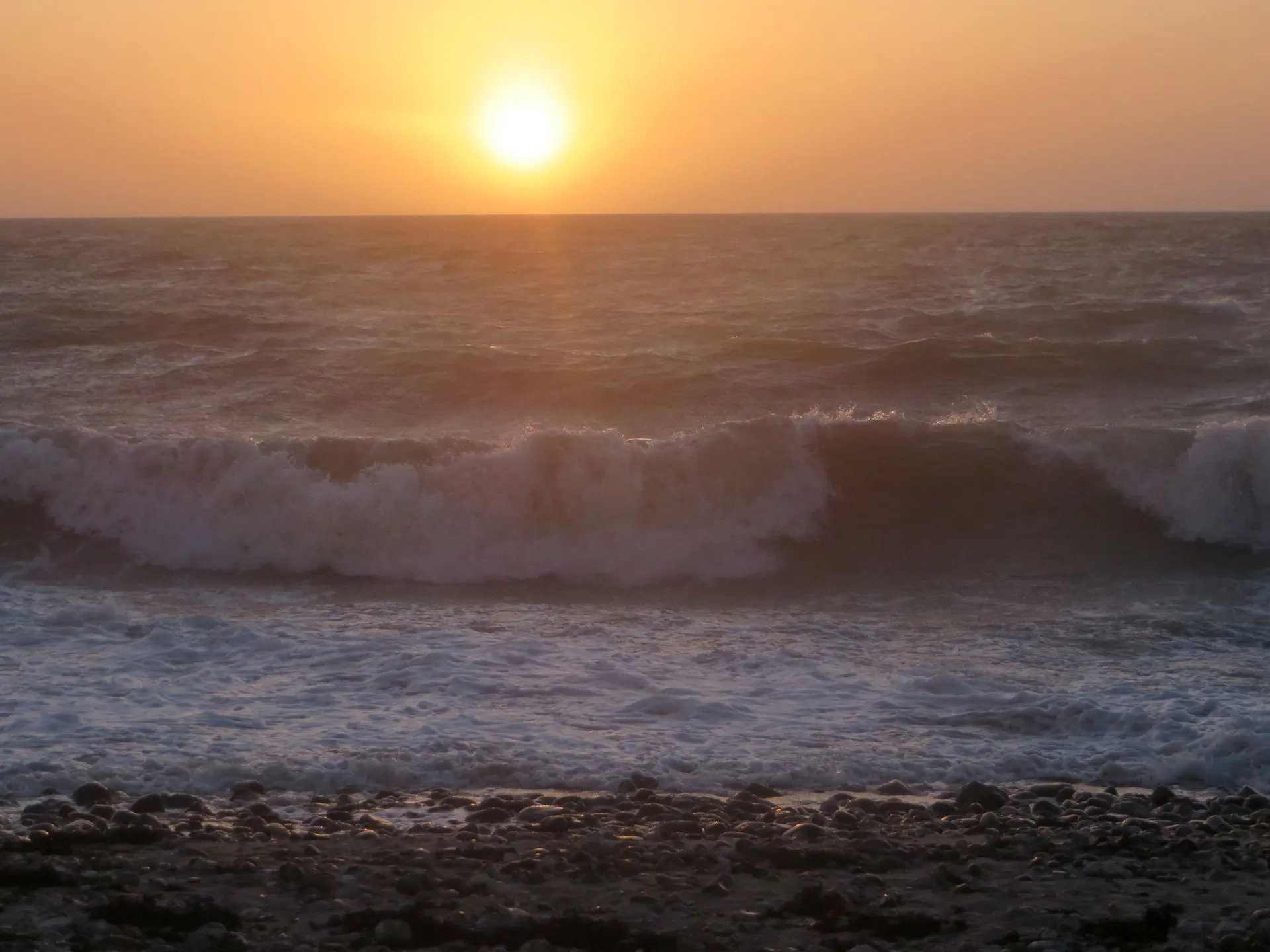 Sonnenuntergang über den Wellen der Ostsee