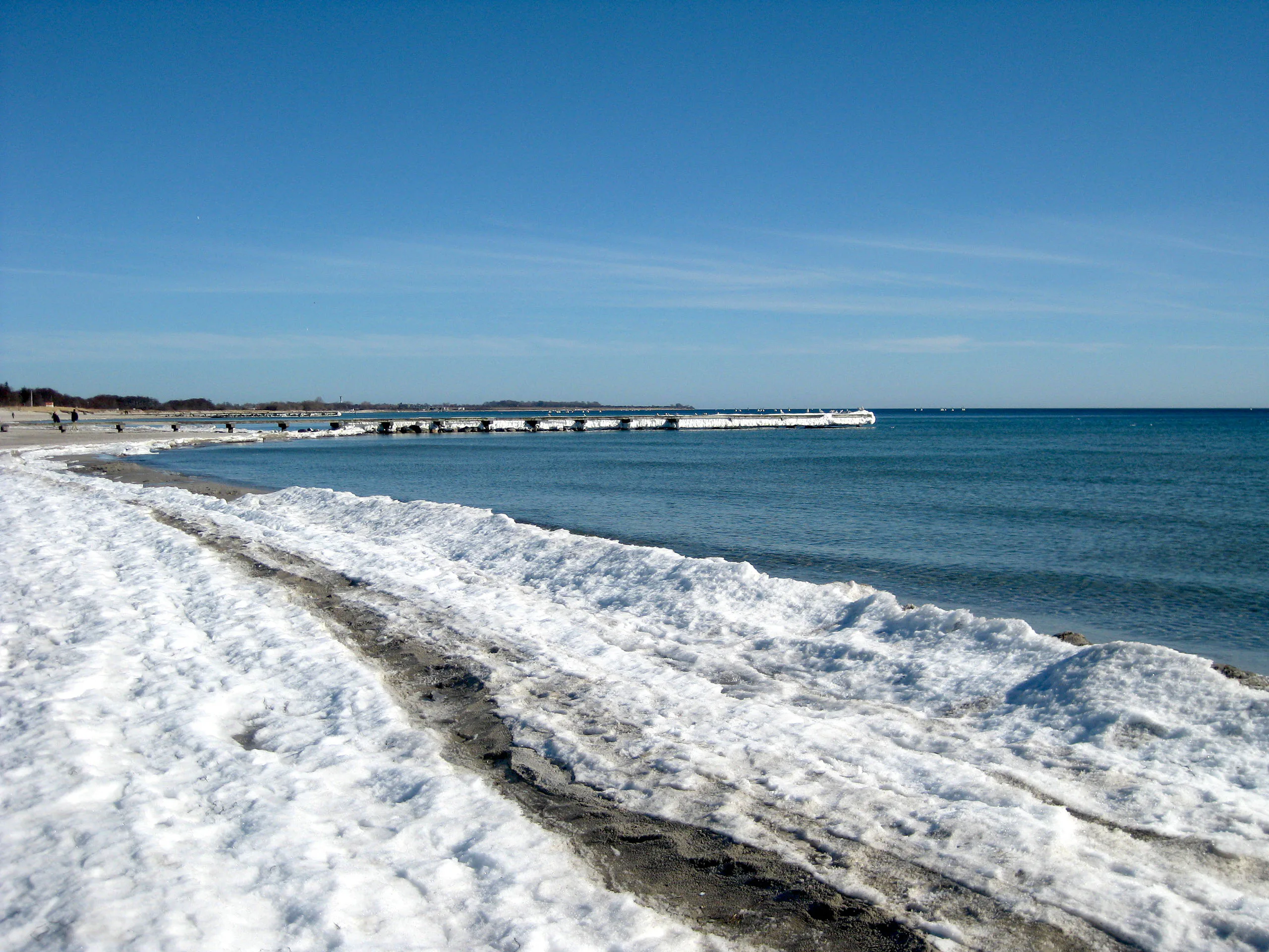Verschneiter Küstenweg an der ruhigen Ostsee auf Fehmarn