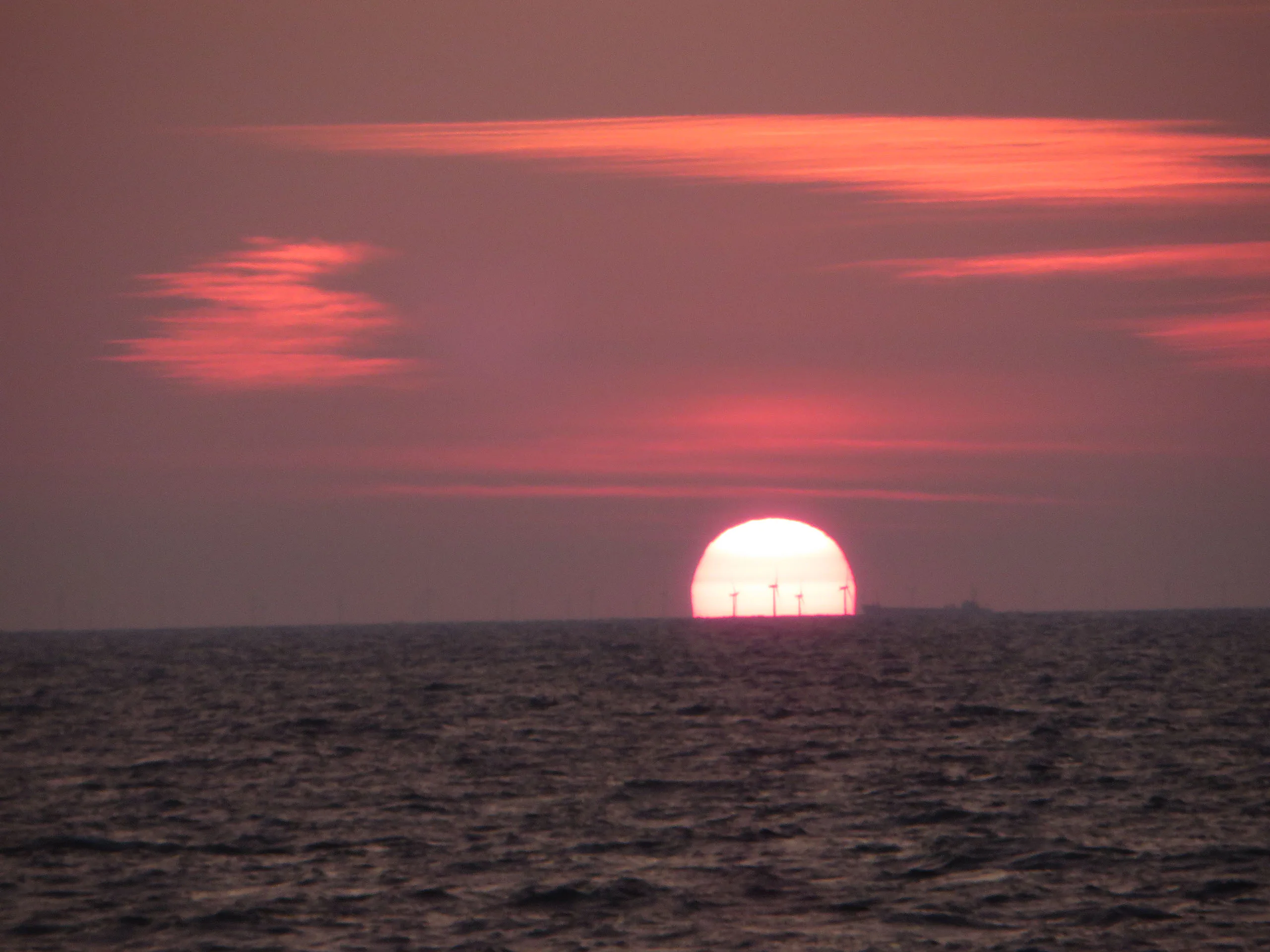 Roter Sonnenuntergang am Horizont über der Ostsee
