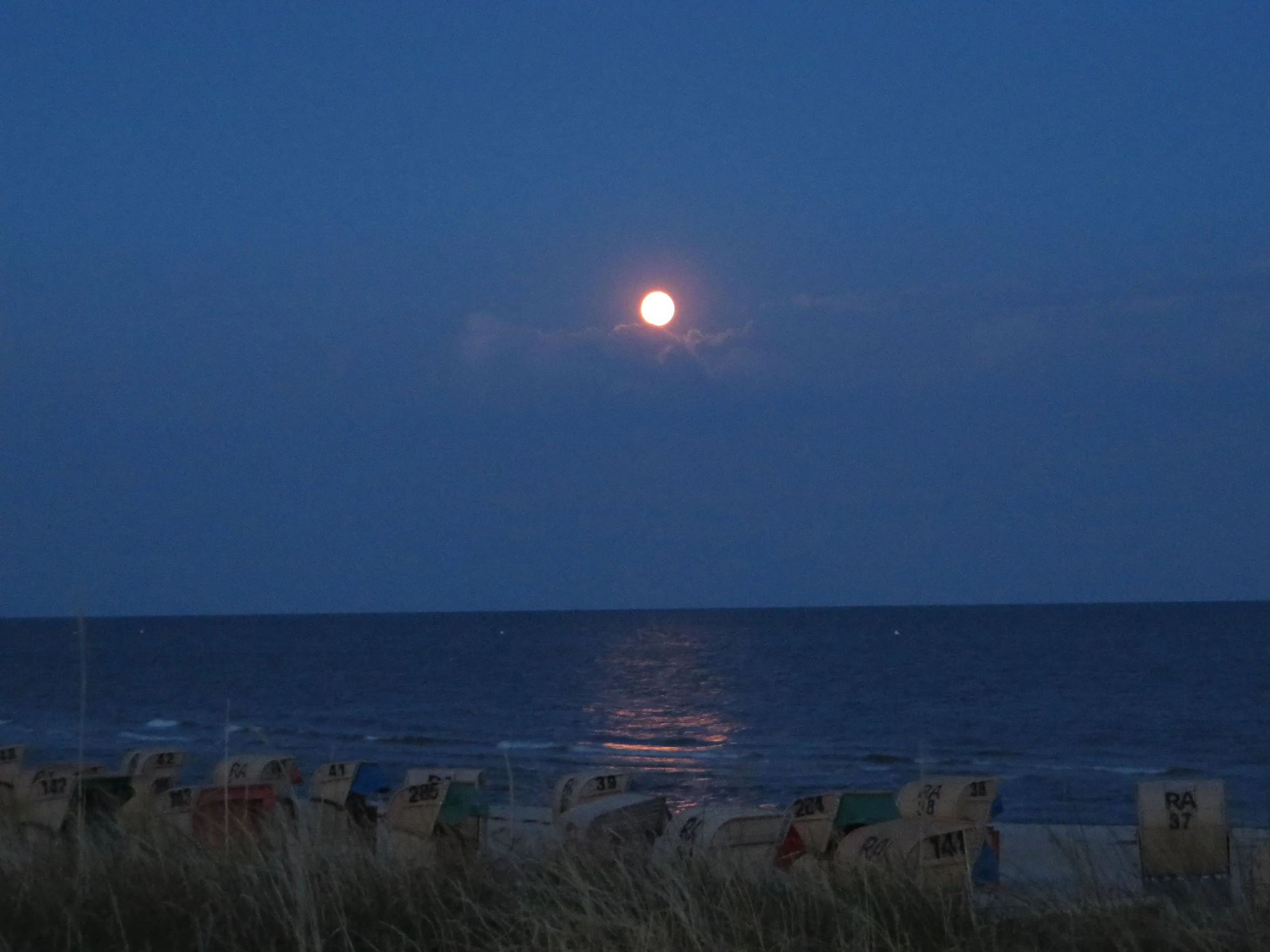 Vollmond über der Ostsee in der blauen Stunde