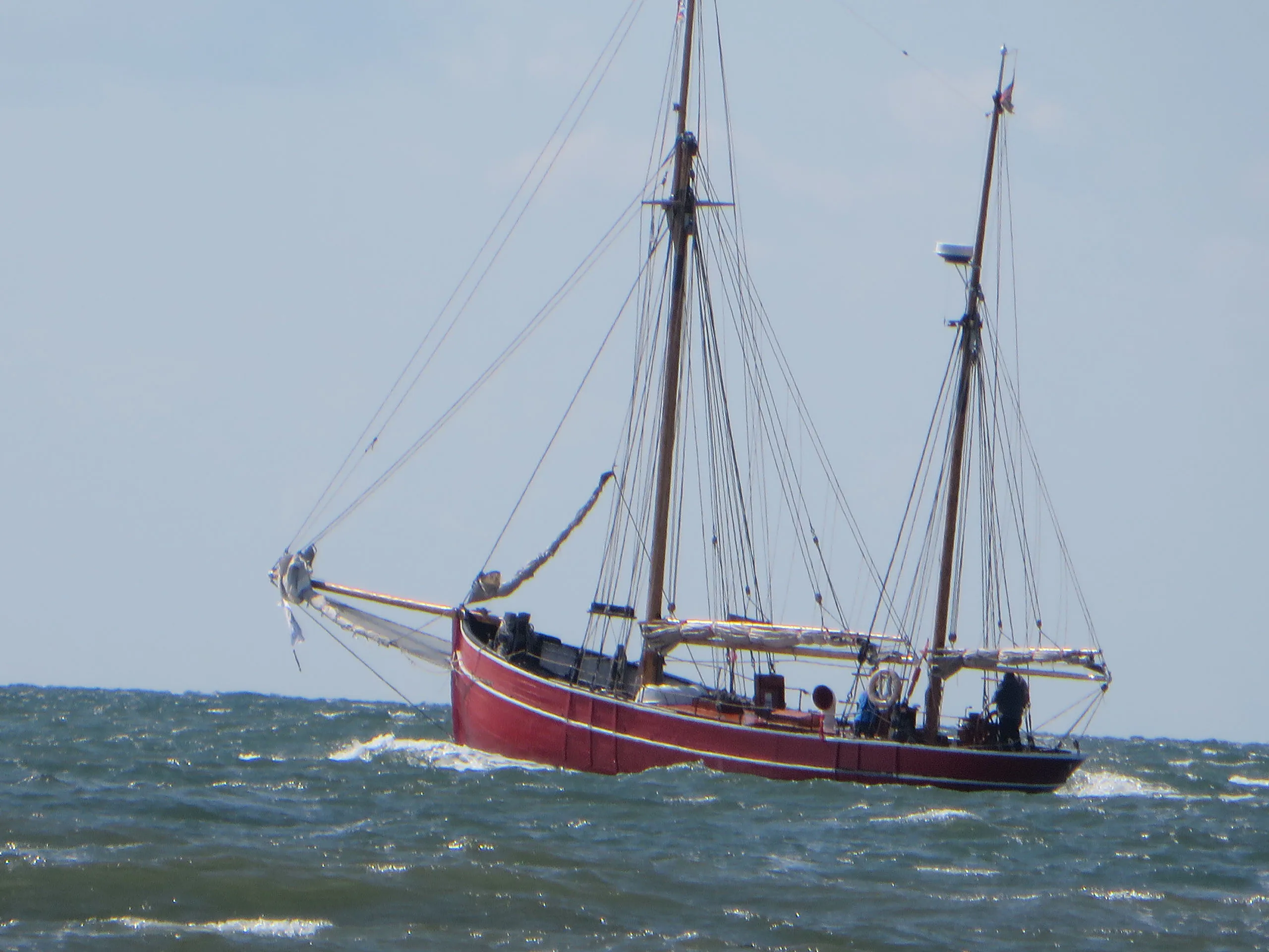 Traditionelles rotes Segelschiff auf bewegter Ostsee