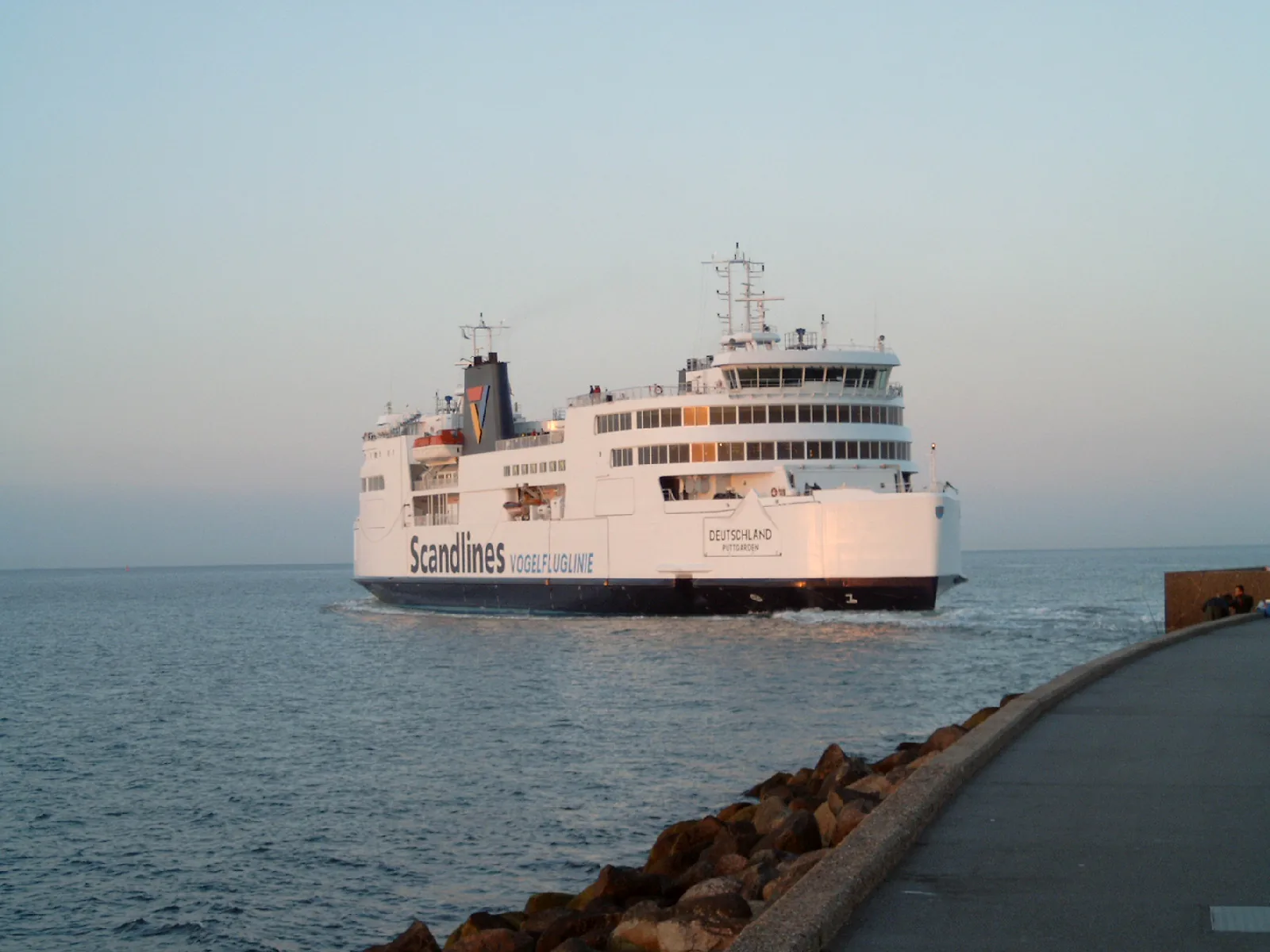Scandlines-Fähre Deutschland vor dem Fährhafen Puttgarden
