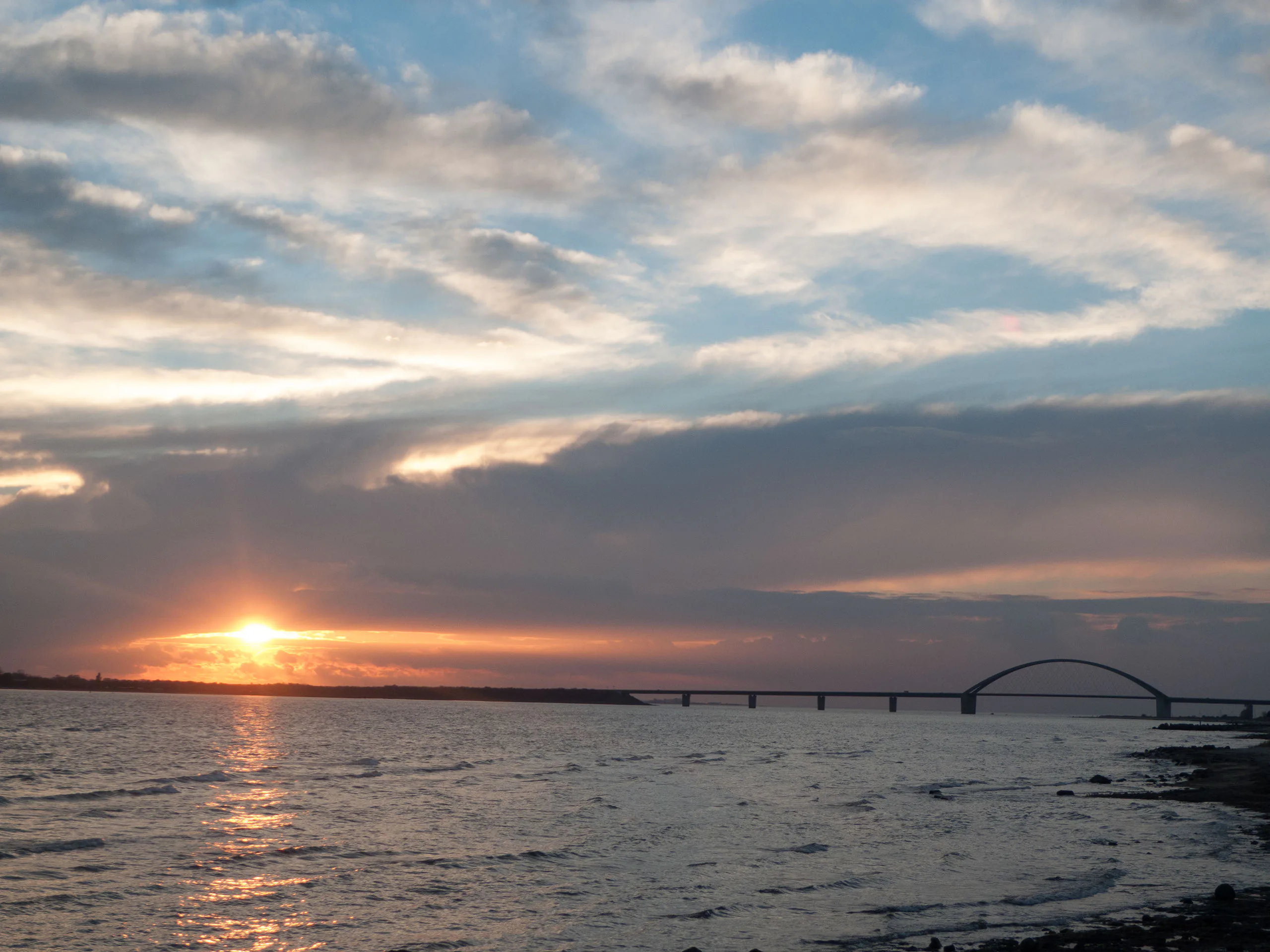 Sonnenuntergang über der Ostsee neben der Fehmarnsundbrücke