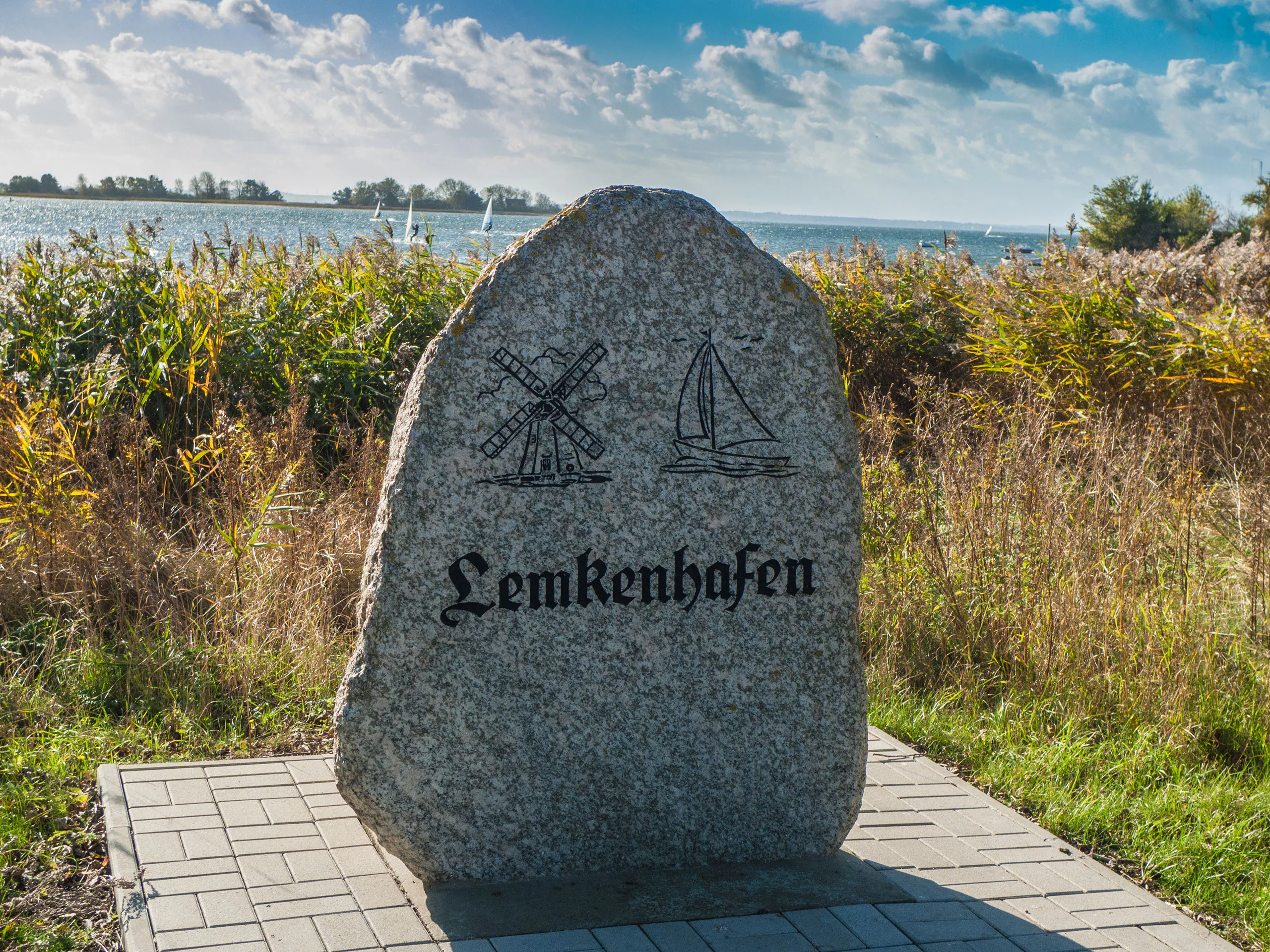 Historischer Ortsstein von Lemkenhafen am Wegesrand