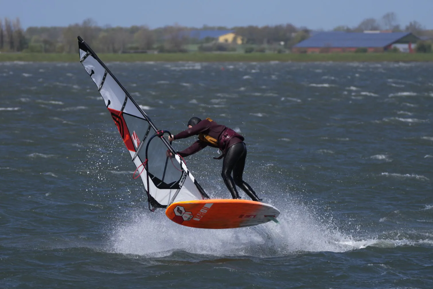 Windsurfer bei einem Manöver auf der Ostsee vor Fehmarn